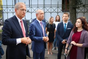 Ar vēsturiskā skolas zvana skaņām svinīgi atklāj atjaunoto Rīgas Valsts 1.ģimnāzijas vēsturisko ēkas fasādi