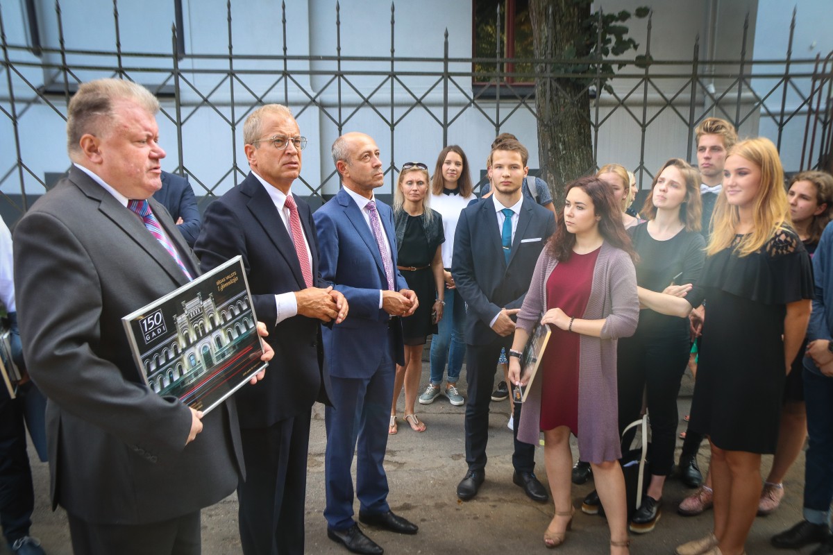 Ar vēsturiskā skolas zvana skaņām svinīgi atklāj atjaunoto Rīgas Valsts 1.ģimnāzijas vēsturisko ēkas fasādi