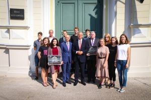 Ar vēsturiskā skolas zvana skaņām svinīgi atklāj atjaunoto Rīgas Valsts 1.ģimnāzijas vēsturisko ēkas fasādi