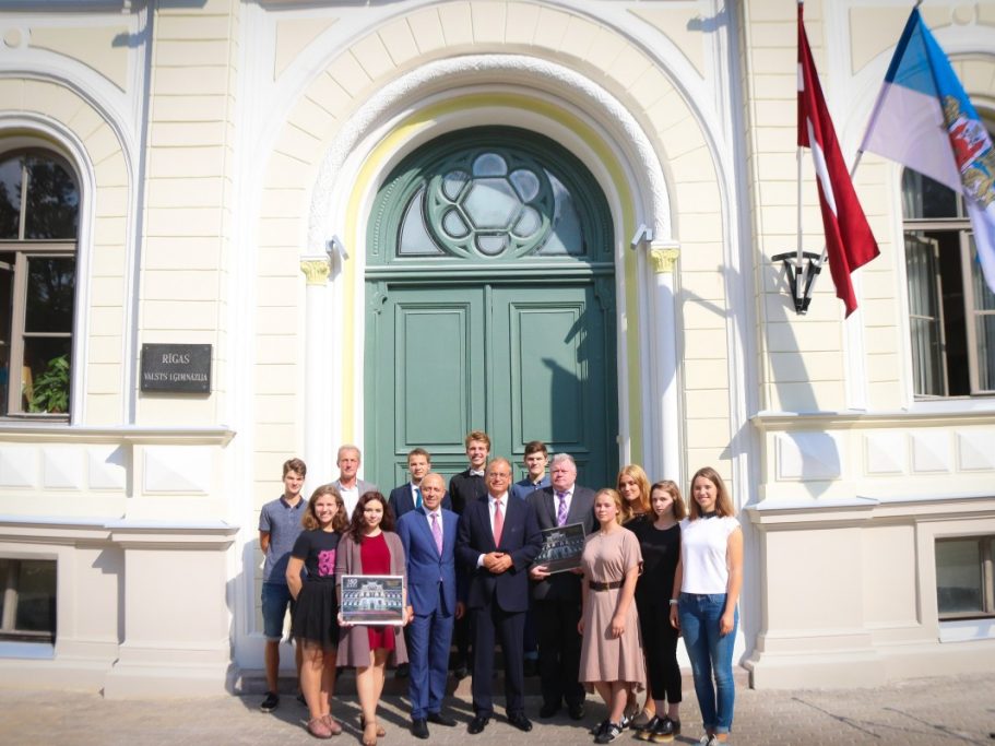 Ar vēsturiskā skolas zvana skaņām svinīgi atklāj atjaunoto Rīgas Valsts 1.ģimnāzijas vēsturisko ēkas fasādi