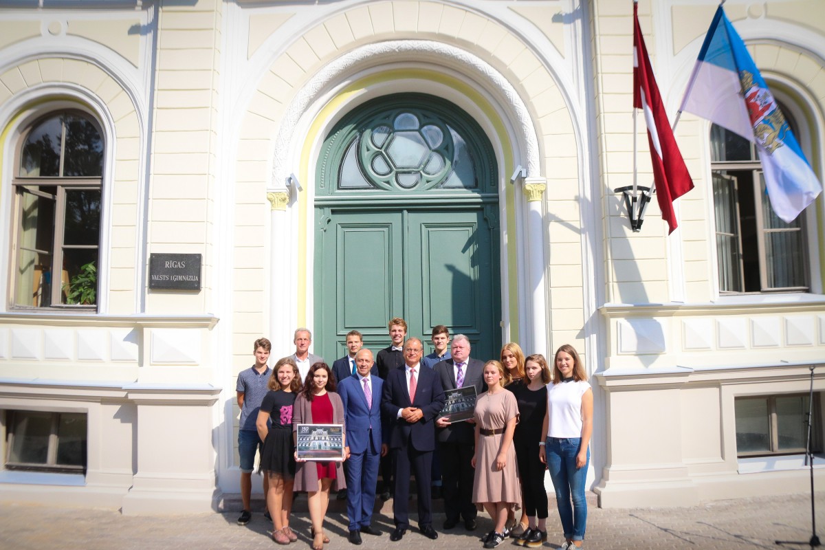 Ar vēsturiskā skolas zvana skaņām svinīgi atklāj atjaunoto Rīgas Valsts 1.ģimnāzijas vēsturisko ēkas fasādi