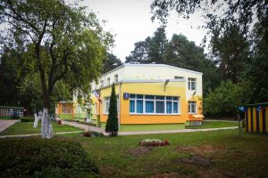 Mangaļsalas apkaimē atklāj divu atjaunotu bērnudārzu ēku fasādes ar monumentālās glezniecības mākslas darbu “Pieneņu pūkas"