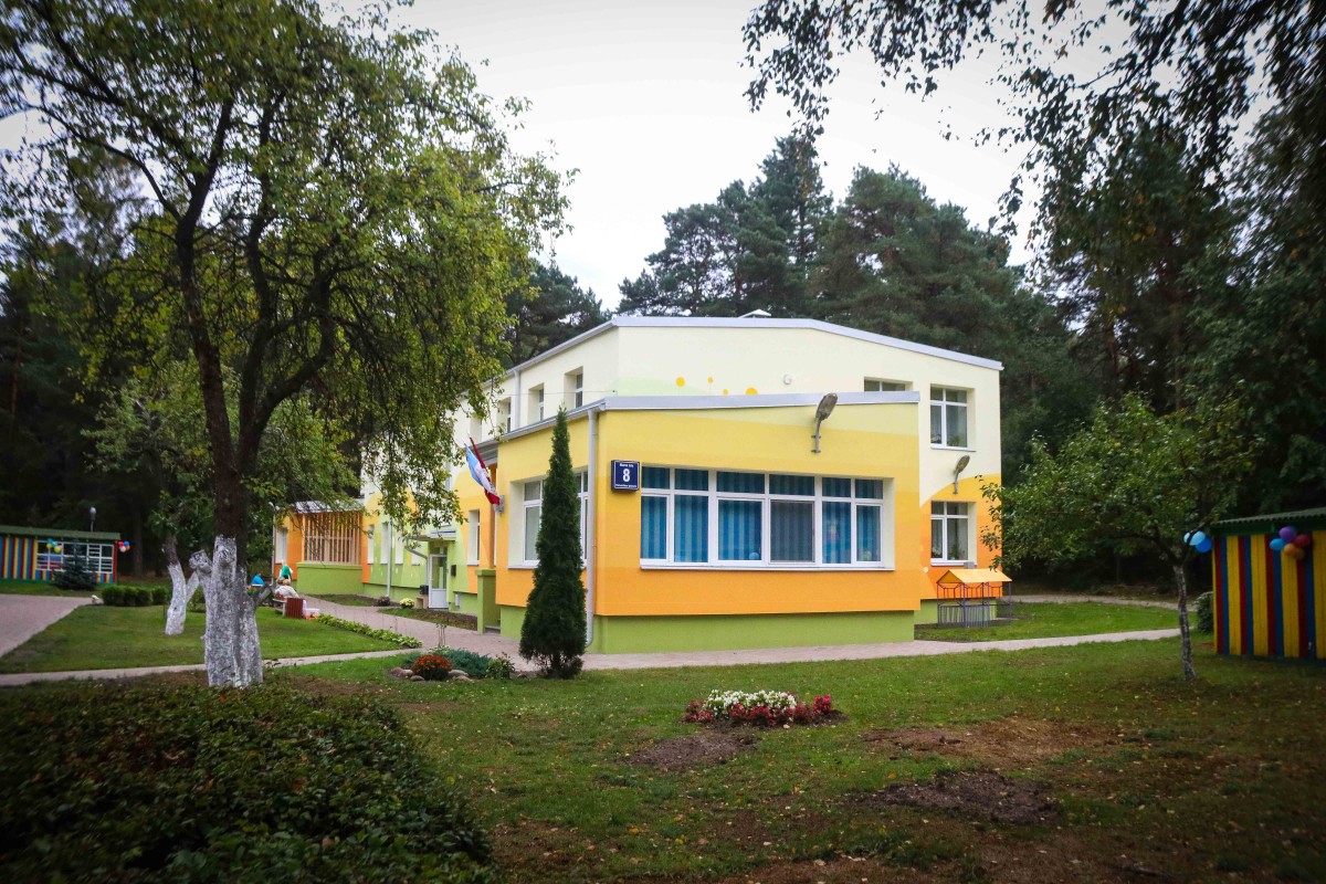 Mangaļsalas apkaimē atklāj divu atjaunotu bērnudārzu ēku fasādes ar monumentālās glezniecības mākslas darbu “Pieneņu pūkas"