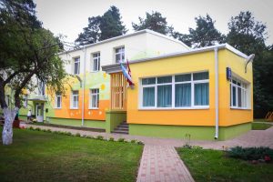 Mangaļsalas apkaimē atklāj divu atjaunotu bērnudārzu ēku fasādes ar monumentālās glezniecības mākslas darbu “Pieneņu pūkas"