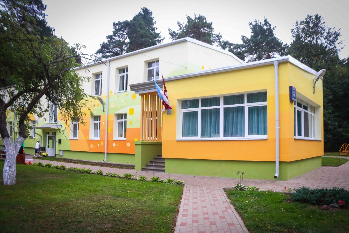 Mangaļsalas apkaimē atklāj divu atjaunotu bērnudārzu ēku fasādes ar monumentālās glezniecības mākslas darbu “Pieneņu pūkas"