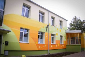 Mangaļsalas apkaimē atklāj divu atjaunotu bērnudārzu ēku fasādes ar monumentālās glezniecības mākslas darbu “Pieneņu pūkas"