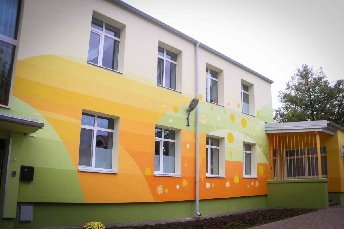 Mangaļsalas apkaimē atklāj divu atjaunotu bērnudārzu ēku fasādes ar monumentālās glezniecības mākslas darbu “Pieneņu pūkas"