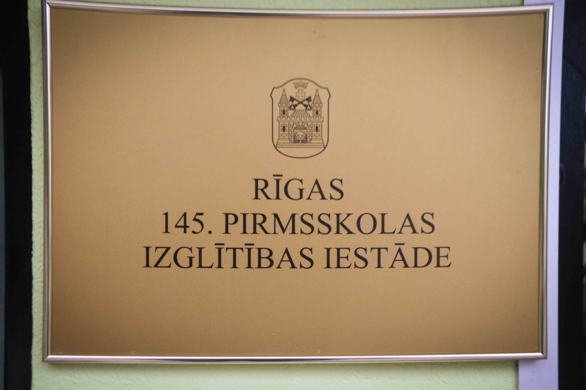 Mangaļsalas apkaimē atklāj divu atjaunotu bērnudārzu ēku fasādes ar monumentālās glezniecības mākslas darbu “Pieneņu pūkas"