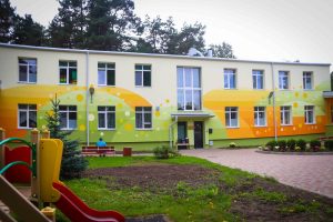 Mangaļsalas apkaimē atklāj divu atjaunotu bērnudārzu ēku fasādes ar monumentālās glezniecības mākslas darbu “Pieneņu pūkas"