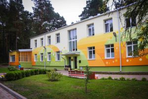 Mangaļsalas apkaimē atklāj divu atjaunotu bērnudārzu ēku fasādes ar monumentālās glezniecības mākslas darbu “Pieneņu pūkas"