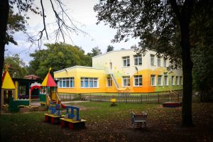 Mangaļsalas apkaimē atklāj divu atjaunotu bērnudārzu ēku fasādes ar monumentālās glezniecības mākslas darbu “Pieneņu pūkas"