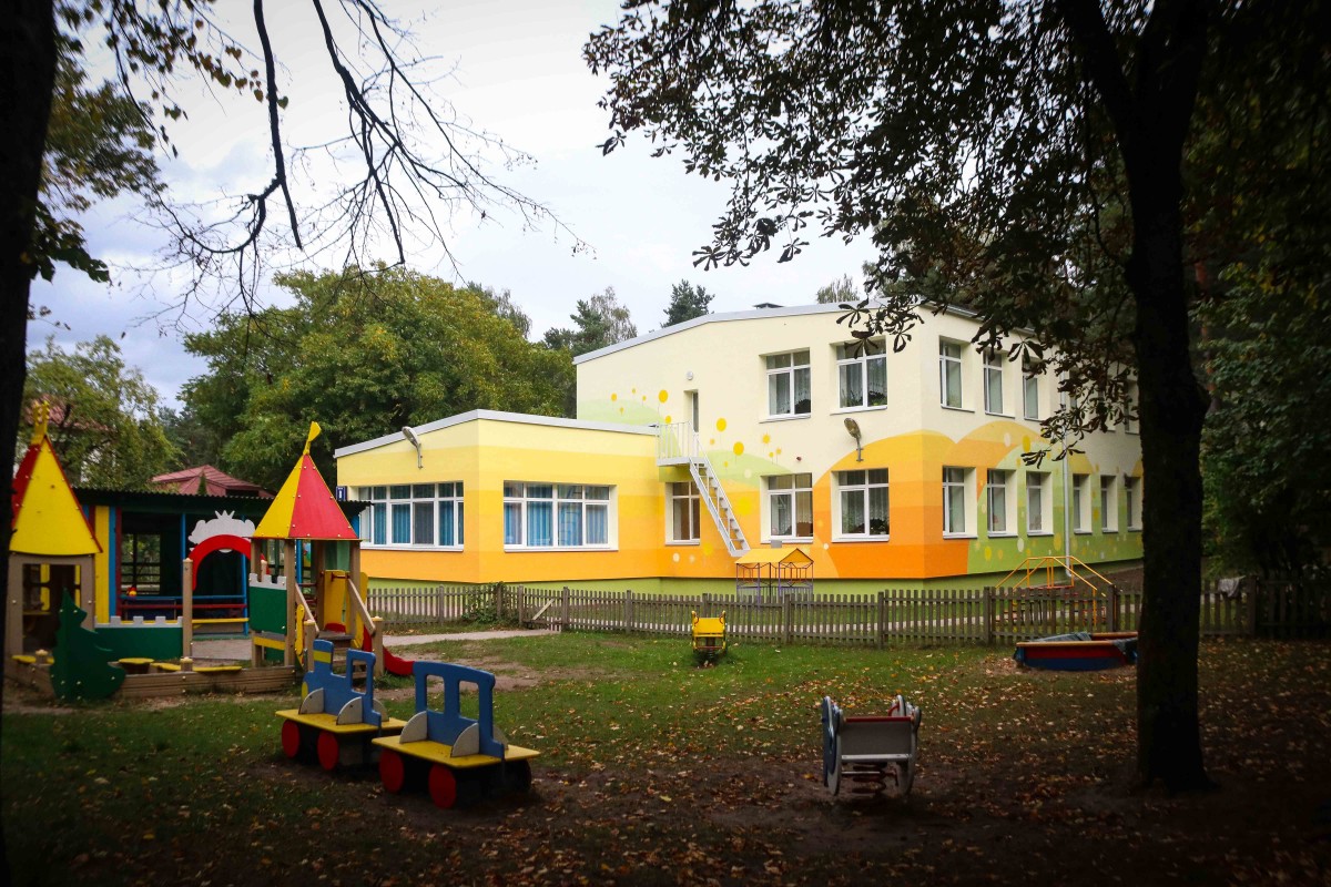 Mangaļsalas apkaimē atklāj divu atjaunotu bērnudārzu ēku fasādes ar monumentālās glezniecības mākslas darbu “Pieneņu pūkas"