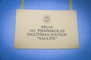 Mangaļsalas apkaimē atklāj divu atjaunotu bērnudārzu ēku fasādes ar monumentālās glezniecības mākslas darbu “Pieneņu pūkas"