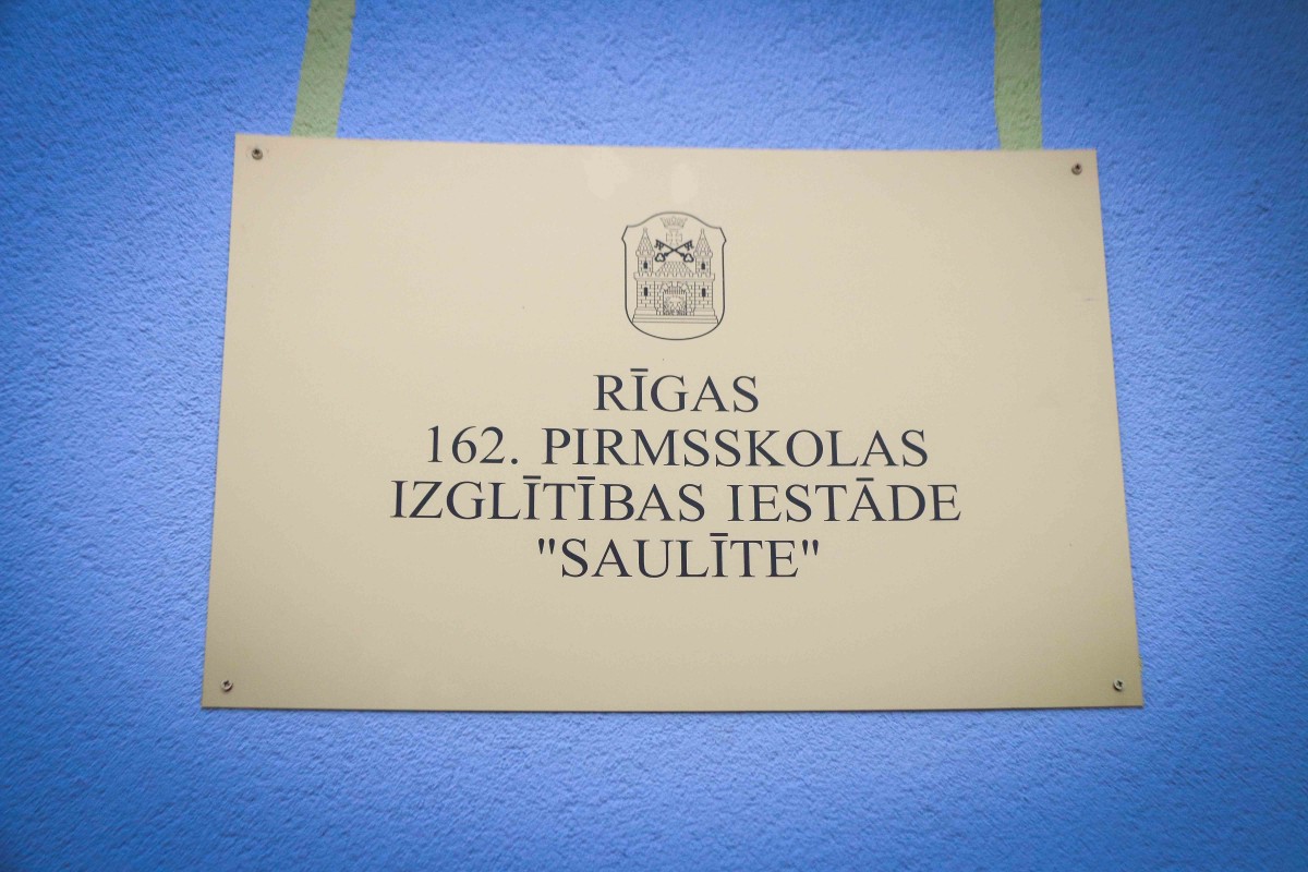 Mangaļsalas apkaimē atklāj divu atjaunotu bērnudārzu ēku fasādes ar monumentālās glezniecības mākslas darbu “Pieneņu pūkas"