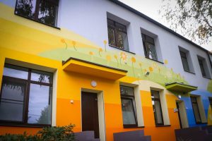 Mangaļsalas apkaimē atklāj divu atjaunotu bērnudārzu ēku fasādes ar monumentālās glezniecības mākslas darbu “Pieneņu pūkas"