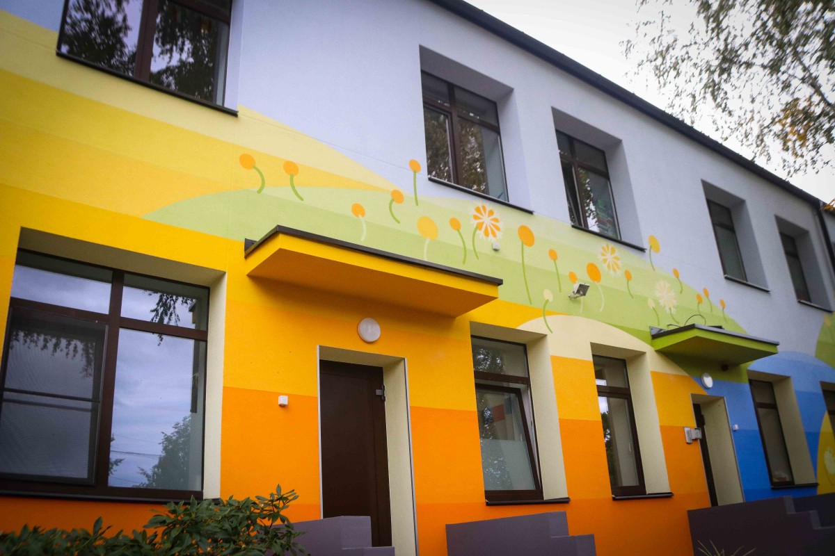 Mangaļsalas apkaimē atklāj divu atjaunotu bērnudārzu ēku fasādes ar monumentālās glezniecības mākslas darbu “Pieneņu pūkas"