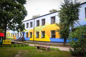 Mangaļsalas apkaimē atklāj divu atjaunotu bērnudārzu ēku fasādes ar monumentālās glezniecības mākslas darbu “Pieneņu pūkas"