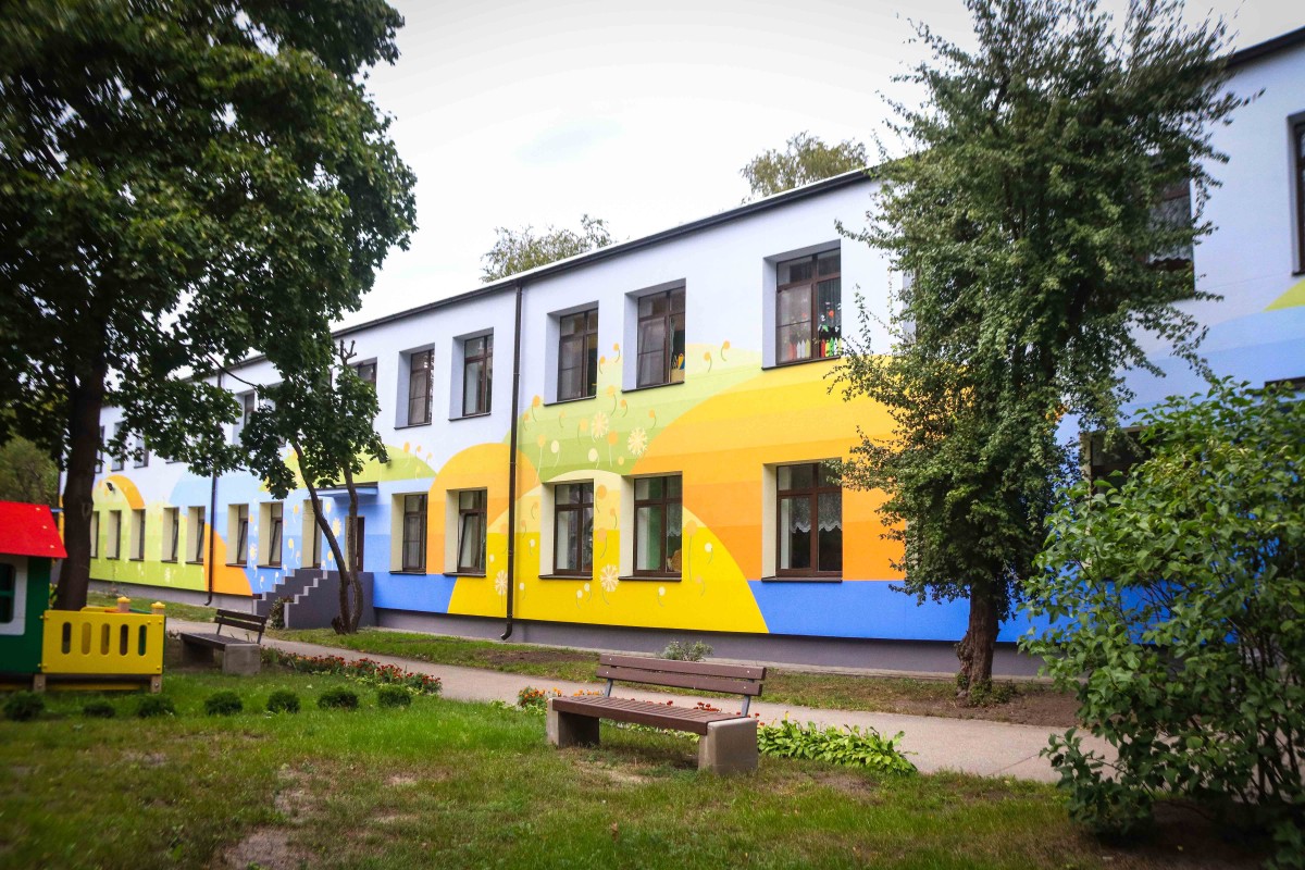 Mangaļsalas apkaimē atklāj divu atjaunotu bērnudārzu ēku fasādes ar monumentālās glezniecības mākslas darbu “Pieneņu pūkas"