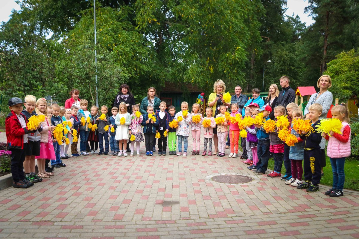 Mangaļsalas apkaimē atklāj divu atjaunotu bērnudārzu ēku fasādes ar monumentālās glezniecības mākslas darbu “Pieneņu pūkas"