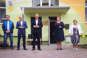 Mangaļsalas apkaimē atklāj divu atjaunotu bērnudārzu ēku fasādes ar monumentālās glezniecības mākslas darbu “Pieneņu pūkas"