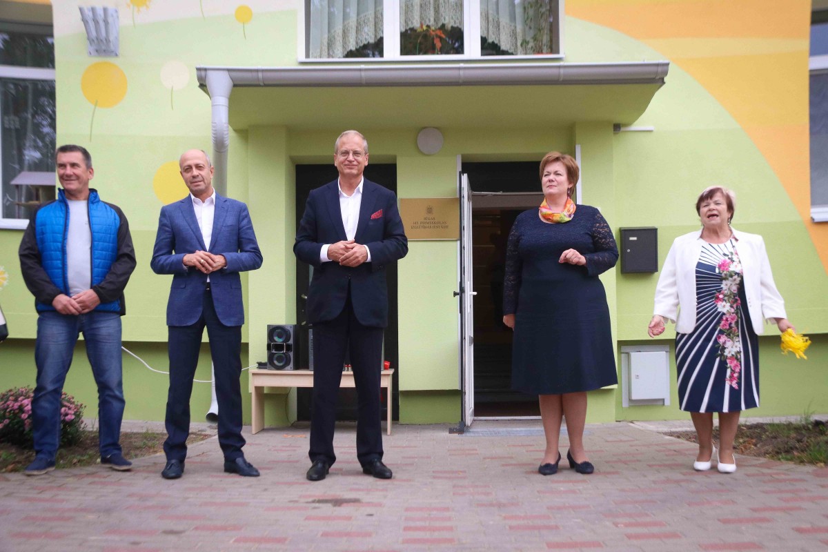 Mangaļsalas apkaimē atklāj divu atjaunotu bērnudārzu ēku fasādes ar monumentālās glezniecības mākslas darbu “Pieneņu pūkas"