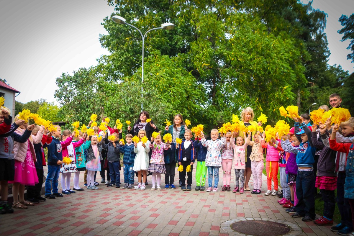 Mangaļsalas apkaimē atklāj divu atjaunotu bērnudārzu ēku fasādes ar monumentālās glezniecības mākslas darbu “Pieneņu pūkas"