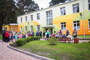 Mangaļsalas apkaimē atklāj divu atjaunotu bērnudārzu ēku fasādes ar monumentālās glezniecības mākslas darbu “Pieneņu pūkas"