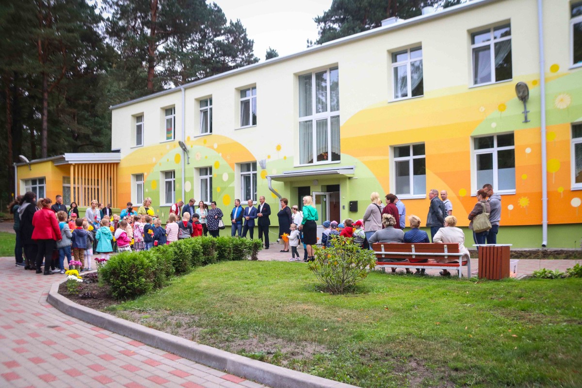 Mangaļsalas apkaimē atklāj divu atjaunotu bērnudārzu ēku fasādes ar monumentālās glezniecības mākslas darbu “Pieneņu pūkas"