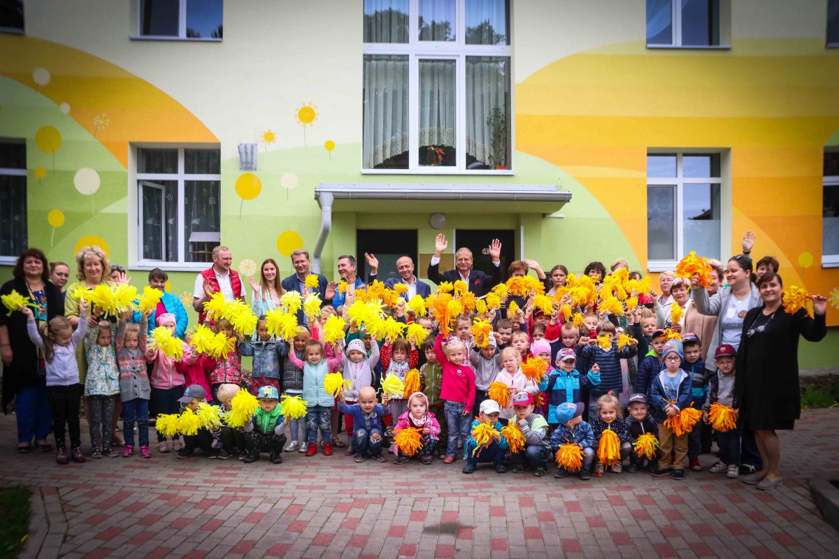 Mangaļsalas apkaimē atklāj divu atjaunotu bērnudārzu ēku fasādes ar monumentālās glezniecības mākslas darbu “Pieneņu pūkas"