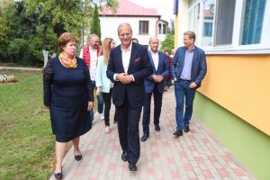 Mangaļsalas apkaimē atklāj divu atjaunotu bērnudārzu ēku fasādes ar monumentālās glezniecības mākslas darbu “Pieneņu pūkas"