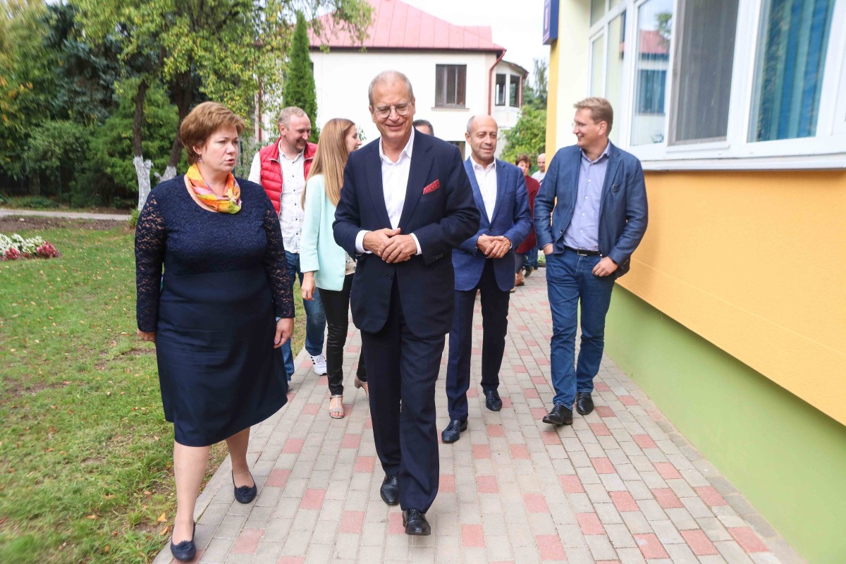 Mangaļsalas apkaimē atklāj divu atjaunotu bērnudārzu ēku fasādes ar monumentālās glezniecības mākslas darbu “Pieneņu pūkas"