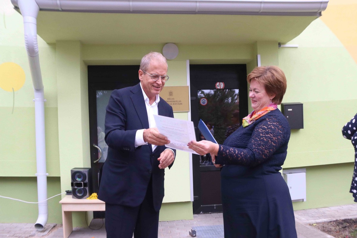 Mangaļsalas apkaimē atklāj divu atjaunotu bērnudārzu ēku fasādes ar monumentālās glezniecības mākslas darbu “Pieneņu pūkas"