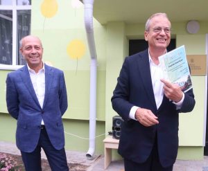 Mangaļsalas apkaimē atklāj divu atjaunotu bērnudārzu ēku fasādes ar monumentālās glezniecības mākslas darbu “Pieneņu pūkas"