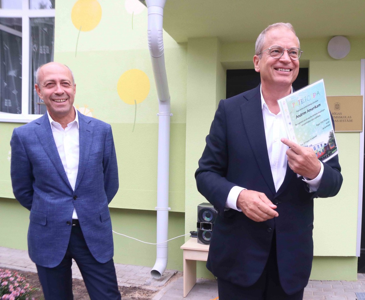 Mangaļsalas apkaimē atklāj divu atjaunotu bērnudārzu ēku fasādes ar monumentālās glezniecības mākslas darbu “Pieneņu pūkas"