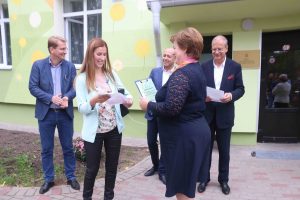 Mangaļsalas apkaimē atklāj divu atjaunotu bērnudārzu ēku fasādes ar monumentālās glezniecības mākslas darbu “Pieneņu pūkas"