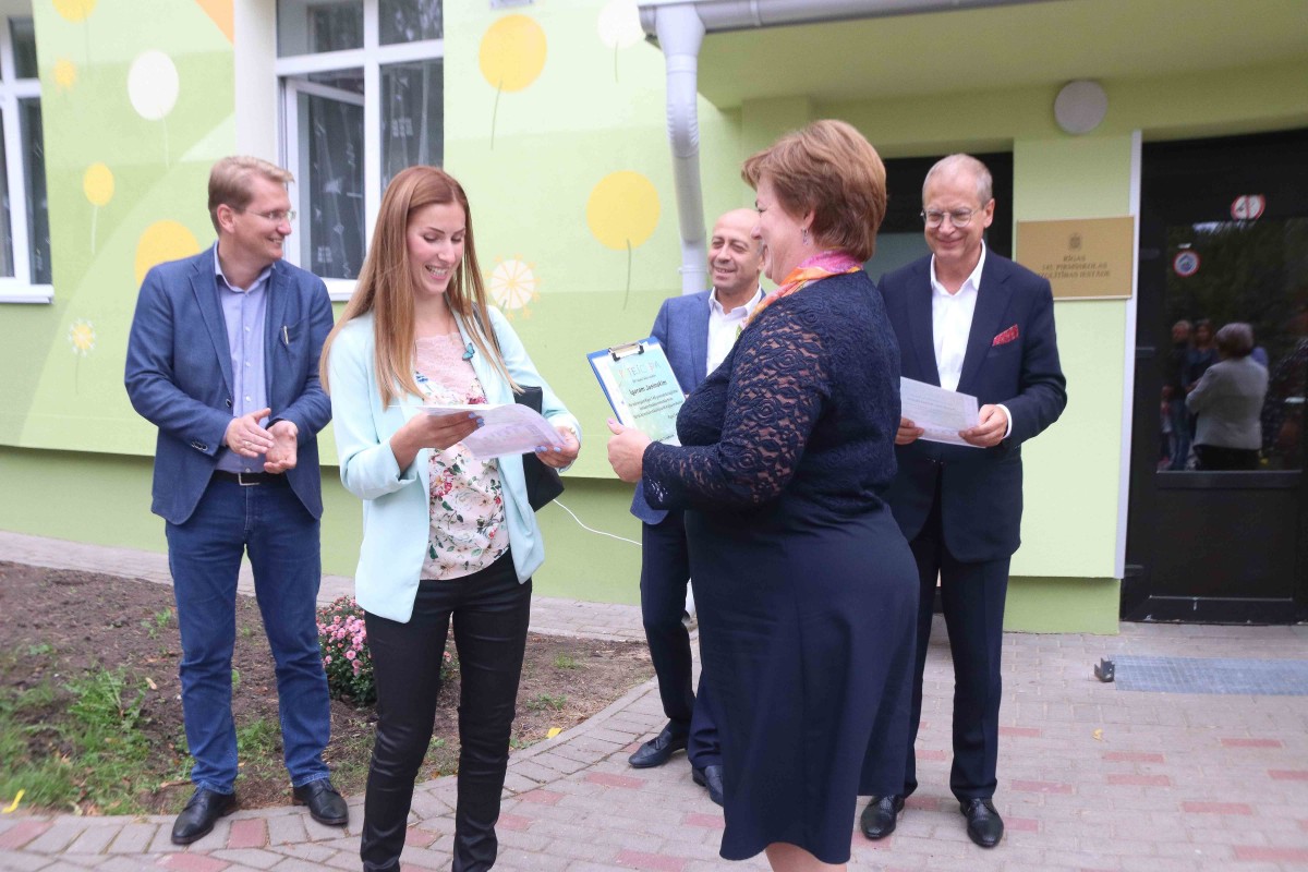 Mangaļsalas apkaimē atklāj divu atjaunotu bērnudārzu ēku fasādes ar monumentālās glezniecības mākslas darbu “Pieneņu pūkas"