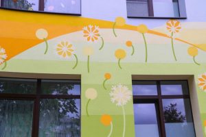 Mangaļsalas apkaimē atklāj divu atjaunotu bērnudārzu ēku fasādes ar monumentālās glezniecības mākslas darbu “Pieneņu pūkas"