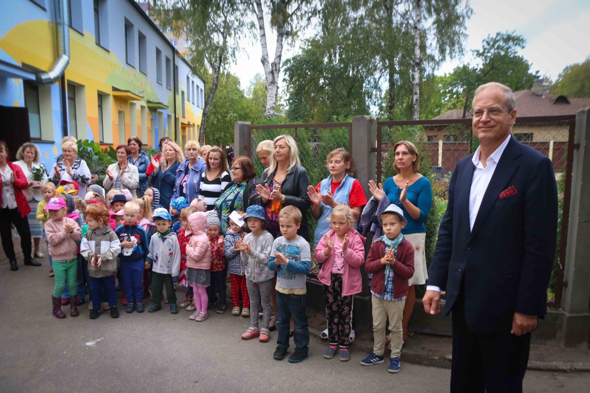 Mangaļsalas apkaimē atklāj divu atjaunotu bērnudārzu ēku fasādes ar monumentālās glezniecības mākslas darbu “Pieneņu pūkas"