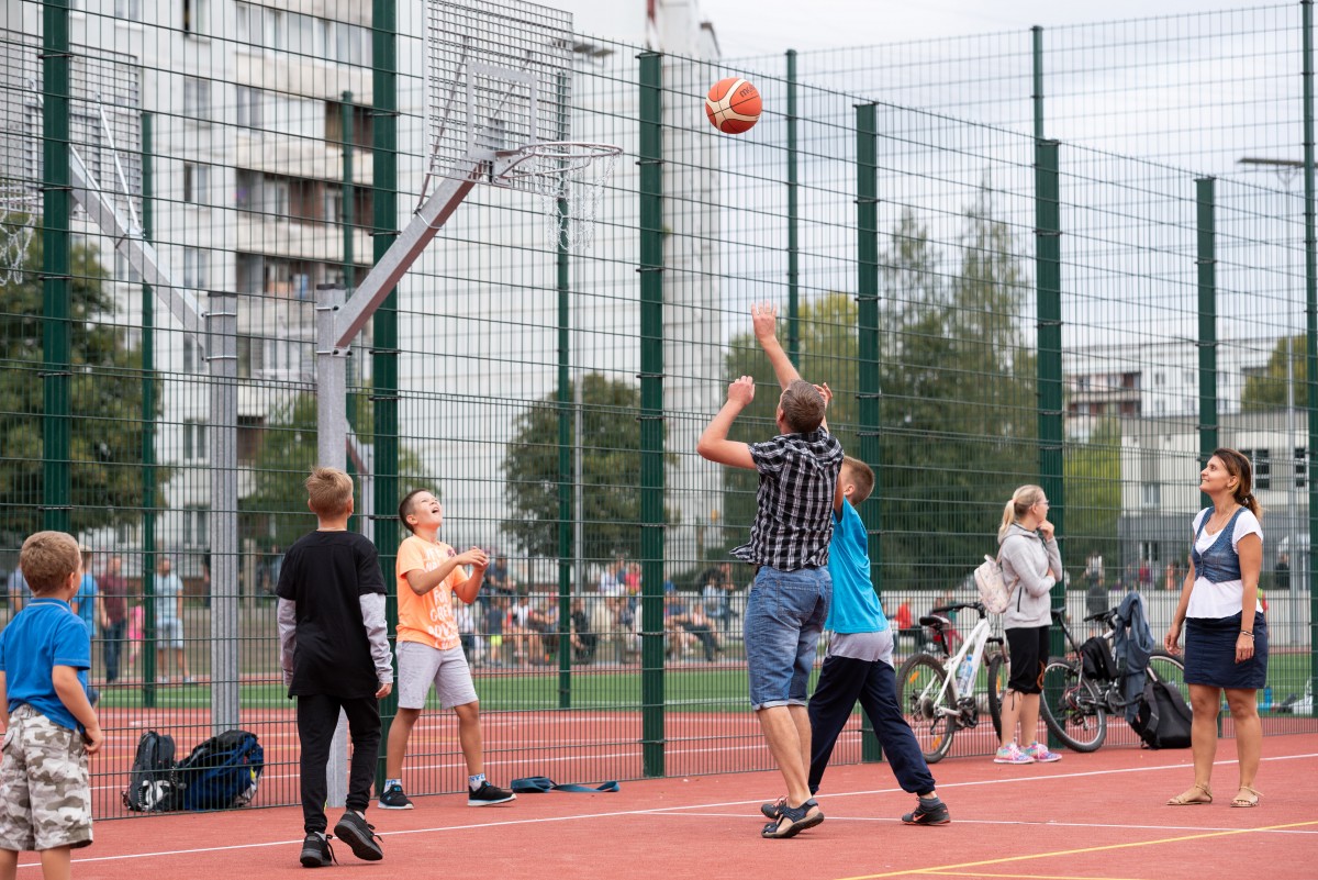 Sporta un aktīvās atpūtas laukums apkaimē pie Mežciema pamatskolas un Rīgas 89.vidusskolas, Hipokrāta ielā 27/29