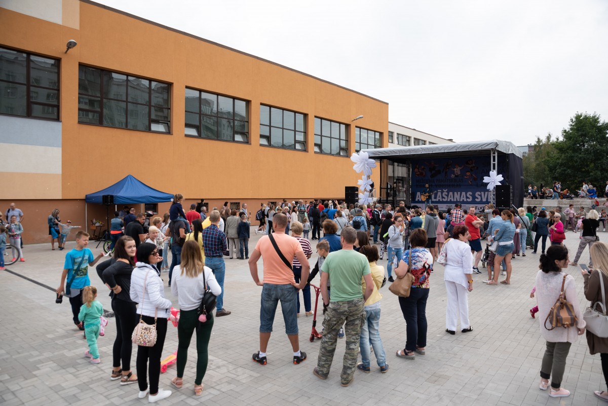 Sporta un aktīvās atpūtas laukums apkaimē pie Mežciema pamatskolas un Rīgas 89.vidusskolas, Hipokrāta ielā 27/29