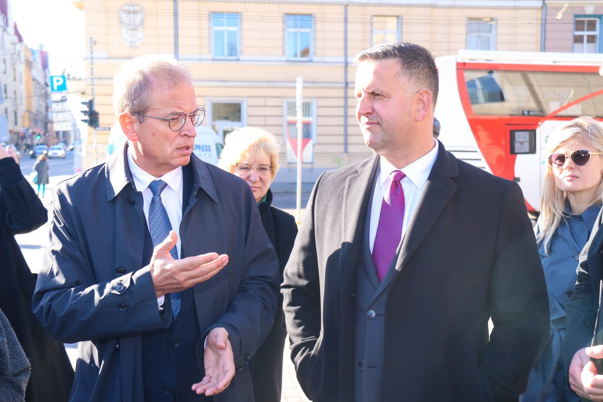 Līdz Dailes teātra 100. gadadienai – 2020.gada novembrim - atjaunos un labiekārtos apkārtesošā skvēra teritoriju