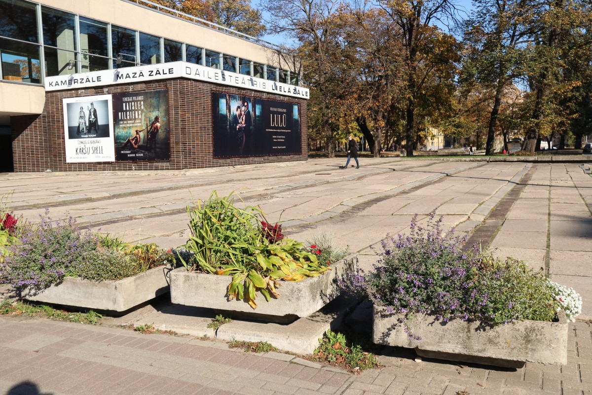Līdz Dailes teātra 100. gadadienai – 2020.gada novembrim - atjaunos un labiekārtos apkārtesošā skvēra teritoriju