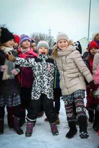 Pie atjaunotās Rīgas Franču liceja vēsturiskās ēkas un Centra sporta kvartālā iedegas Ziemassvētku eglītes
