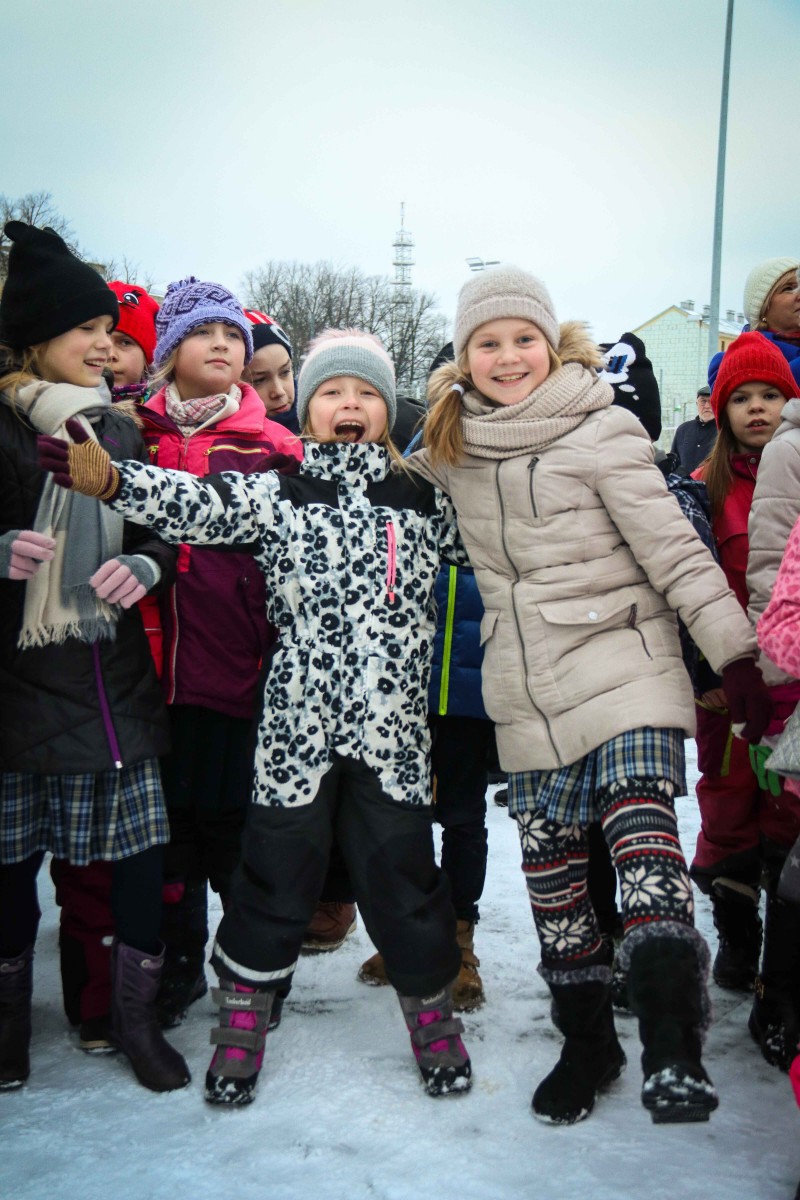 Pie atjaunotās Rīgas Franču liceja vēsturiskās ēkas un Centra sporta kvartālā iedegas Ziemassvētku eglītes