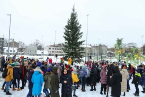 Pie atjaunotās Rīgas Franču liceja vēsturiskās ēkas un Centra sporta kvartālā iedegas Ziemassvētku eglītes