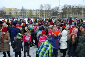 Pie atjaunotās Rīgas Franču liceja vēsturiskās ēkas un Centra sporta kvartālā iedegas Ziemassvētku eglītes