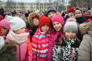 Pie atjaunotās Rīgas Franču liceja vēsturiskās ēkas un Centra sporta kvartālā iedegas Ziemassvētku eglītes