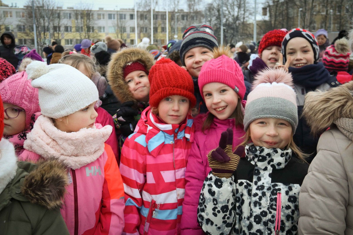 Pie atjaunotās Rīgas Franču liceja vēsturiskās ēkas un Centra sporta kvartālā iedegas Ziemassvētku eglītes