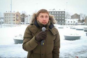 Pie atjaunotās Rīgas Franču liceja vēsturiskās ēkas un Centra sporta kvartālā iedegas Ziemassvētku eglītes