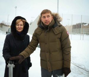 Pie atjaunotās Rīgas Franču liceja vēsturiskās ēkas un Centra sporta kvartālā iedegas Ziemassvētku eglītes